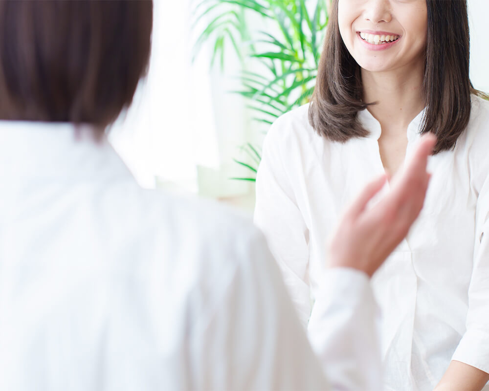 女性医師在中、診察を受ける女性