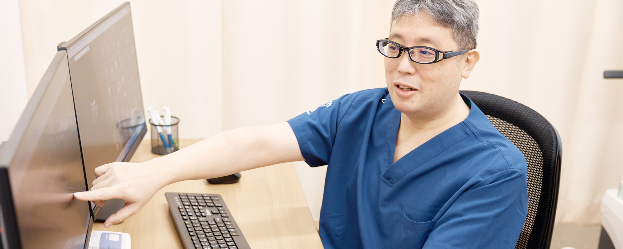 院長（専門医）による診察の様子
