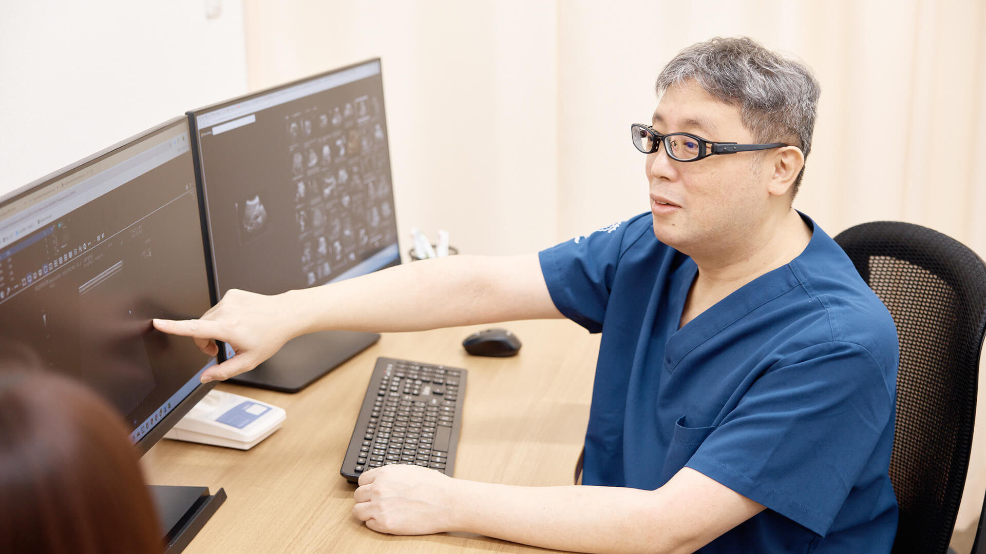 診察の様子（メインビジュアル - PC）