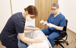 豊島区大塚駅徒歩1分のおなかとおしりのクリニック 東京大塚で院長が肛門診察をしている様子