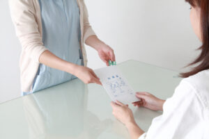 豊島区　おなかとしりのクリニック 東京大塚　薬を渡す写真