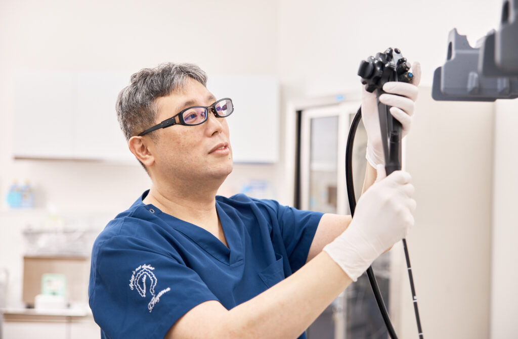 便潜血陽性、おしりから出血する患者に無痛大腸カメラ検査を行う消化器内科・肛門科専門の院長の写真