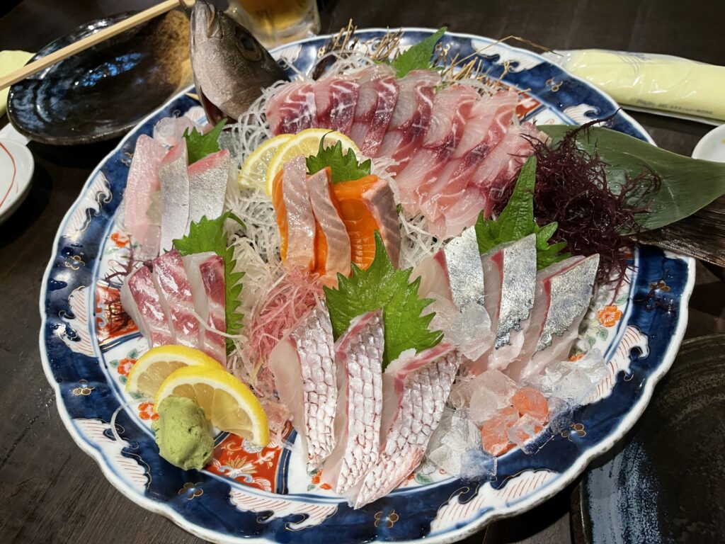 東京都豊島区(巣鴨、池袋、駒込、板橋、北区、王子、文京区対応)にある胃アニサキス症に対して無痛胃カメラ検査、便潜血陽性対応大腸カメラができるおなかとおしりのクリニック 東京大塚の医療コラム「寿司や刺身を食べたら胃痛(おなかが痛い)!アニサキスによる食中毒かも」に掲載する胃アニサキス症の説明人使用する新鮮な刺身の写真