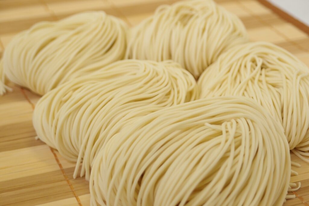 豊島区　おなかとおしりのクリニック 東京大塚　かんすいがつかわれているラーメンの麺