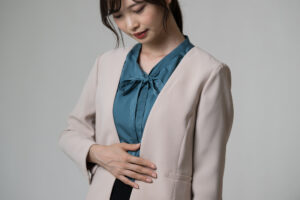 東京都豊島区（巣鴨、池袋、駒込、板橋、北区、王子、文京区対応）おなかとおしりのクリニック 東京大塚カレーを食べた後、お腹が痛い女性の写真