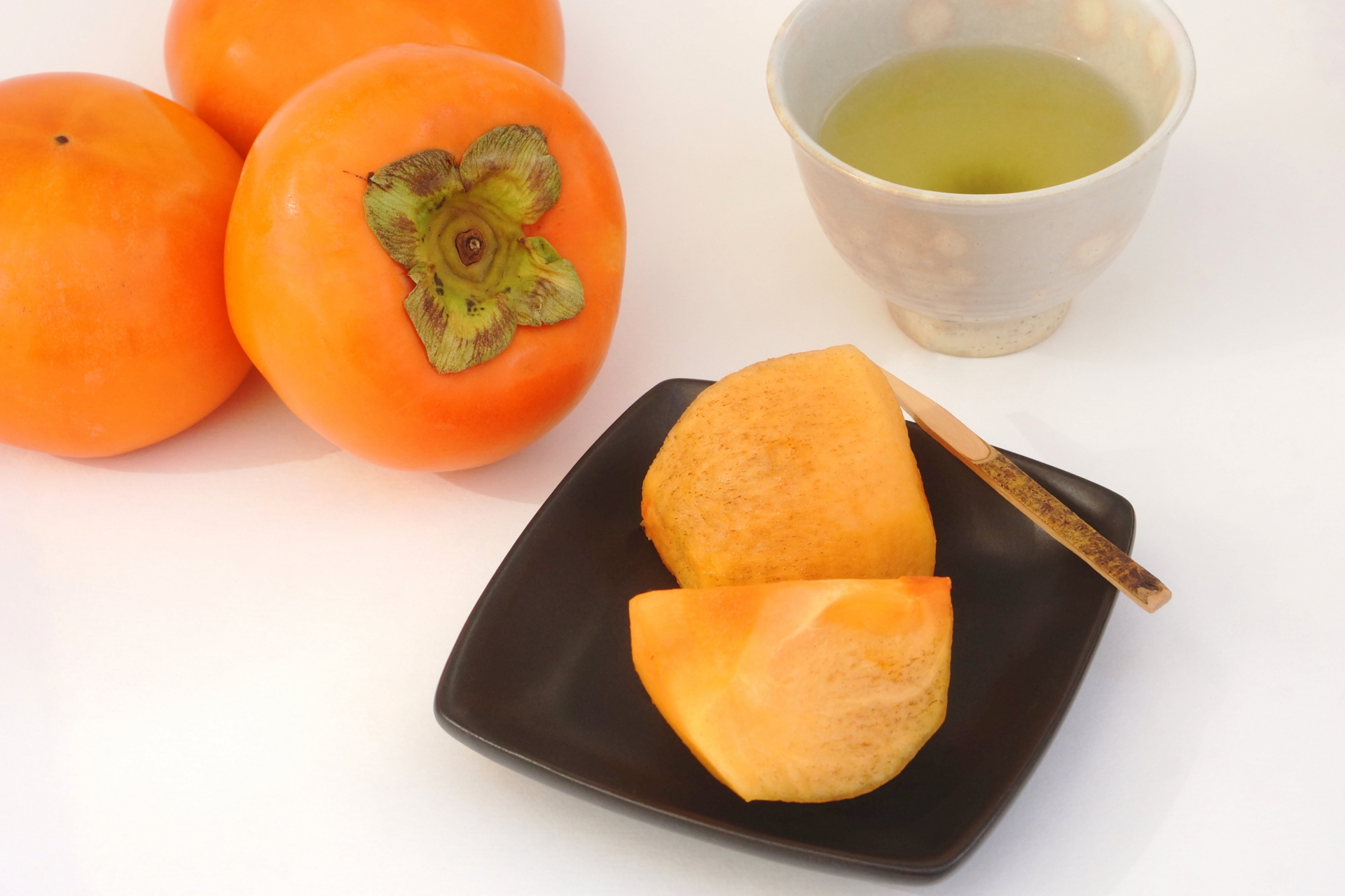 柿を食べすぎるとお腹が痛くなる？ ― 胃痛と柿胃石の正体および治療法