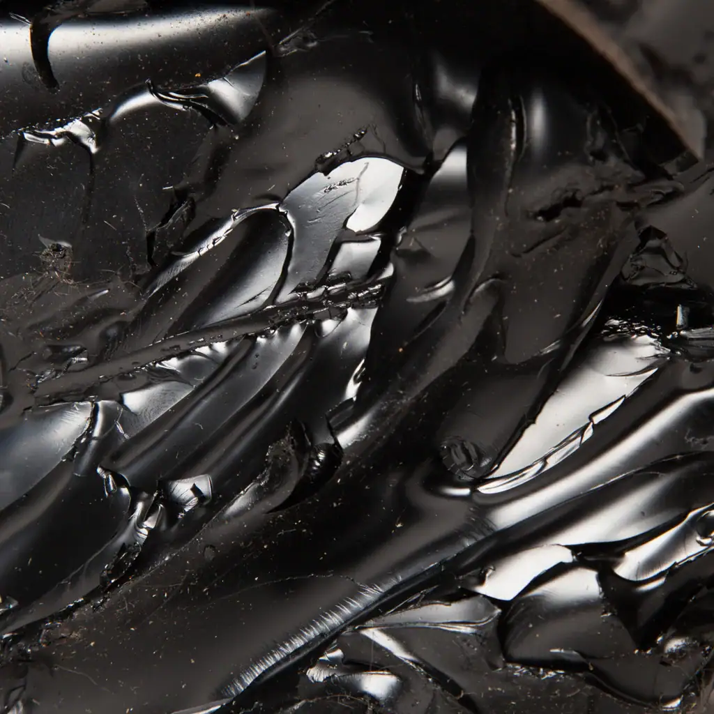 タールのイメージ（アスファルトのような黒く光沢のある質感）